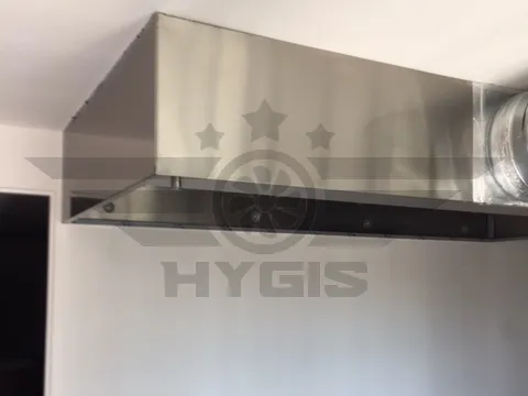 installation hotte professionnelle de 2.5 m par HYGIS AIX