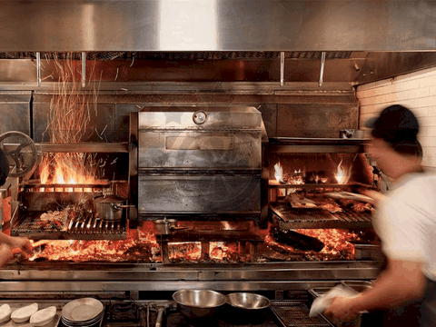 Viande grillée sur un gril au charbon de bois photo – Photo